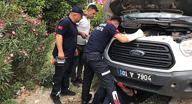 Kozan'da aracın motoruna giren kediyi CANKUR ekipleri kurtardı