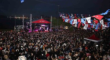 Küçükçekmece'de 19 Mayıs kutlamalarında Mert Demir konseri