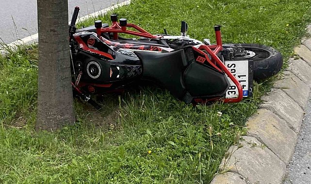 Küçükçekmece'de korkunç kaza, ağaca çarpan motosiklet sürücüsü feci şekilde can verdi