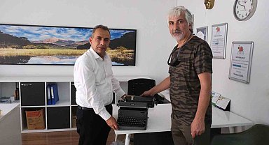 Kültürevi'ne 1950 model daktiloyu bağışladı