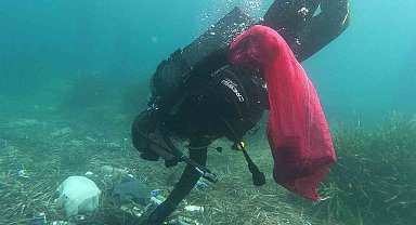 Kumbahçe sahilinde deniz dibi temizliği yapıldı