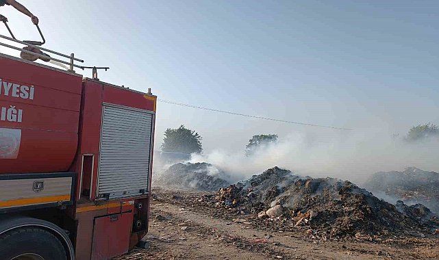 Kumlu'da çöp yangını kepçe yardımıyla söndürüldü