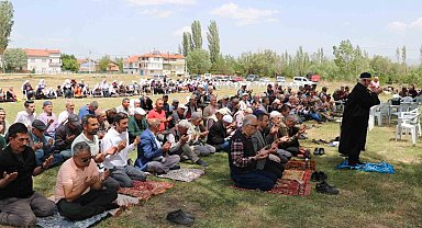 Kurak geçen havalardan dolayı yağmur duasına çıktılar