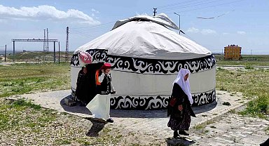 Kurdukları otağda Kırgız kültürünü tanıtıyorlar