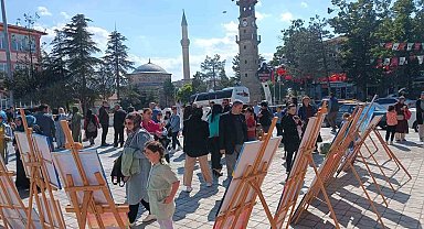 Kursiyerlerin yaptığı resimleri Atatürk meydanın da görücüye çıktı