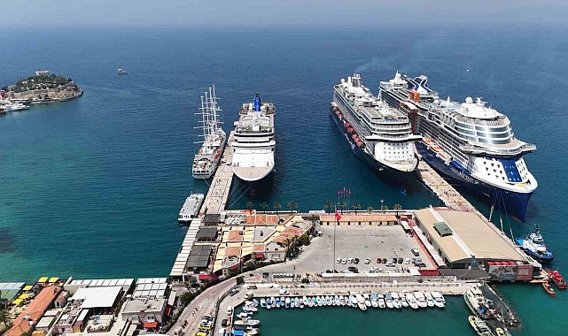 Kuşadası'na 3 kruvaziyerle 7 bin 892 turist geldi