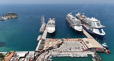 Kuşadası'na 3 kruvaziyerle 7 bin 892 turist geldi