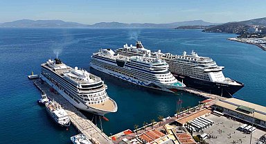 Kuşadası'na üç gemiyle toplam 6 bin 590 turist geldi