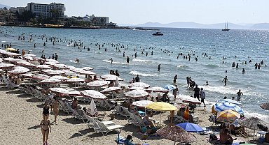 Kuşadası'nda şezlong ve şemsiyelerin ücretsiz olması tatilcileri memnun etti