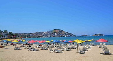 Kuşadası'nın halk plajlarında şemsiye ve şezlonglar artık ücretsiz