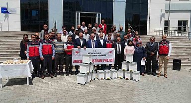 Kütahya'da ana arı ve arı sütü üretimi ekipmanları dağıtıldı