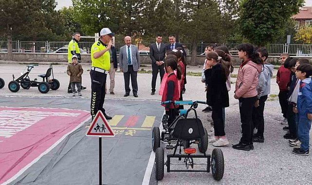 Kütahya'da öğrencilere uygulamalı ve teorik trafik eğitimi