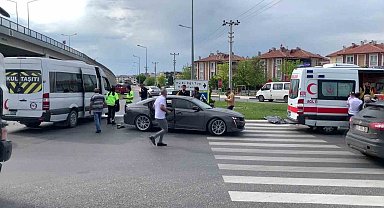 Kütahya'da otomobil ile minibüs çarpıştı: 2 yaralı