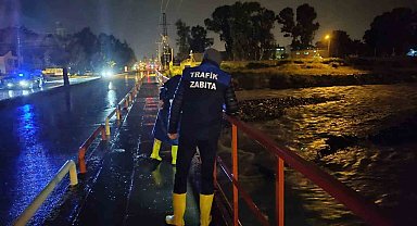 Kuvvetli yağışlar derelerin debisi artırdı, caddeler göle döndü
