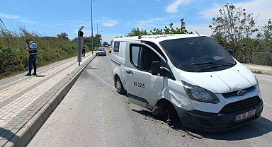 Lastiği patlayan araç park halindeki otomobile çarparak durabildi
