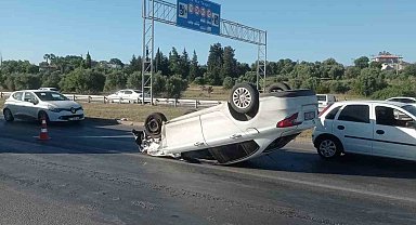 Lastiği patlayan otomobil önündeki araca çarpıp devrildi: 2 yaralı