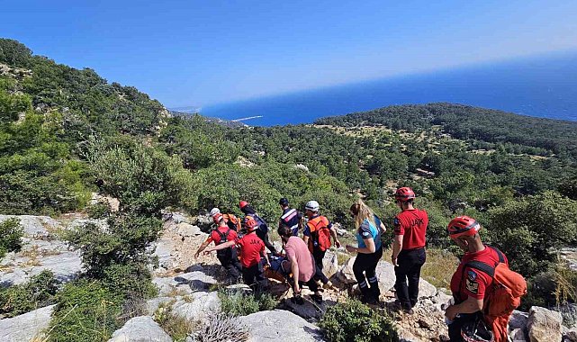 Likya yolunda düşen yaşlı turist kurtarıldı