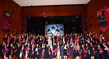 Lisansüstü Eğitim Enstitüsü mezunları keplerini havaya attı