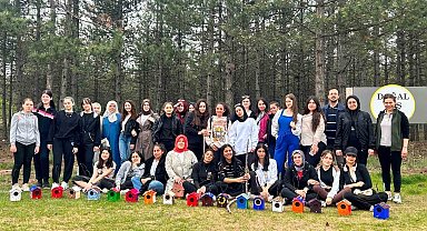 Liseliler geri dönüşümden kuş yuvası yaptı