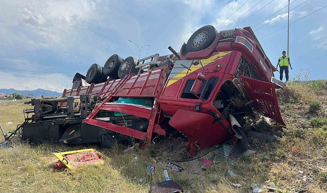Makine yüklü kamyon devrildi, sürücüsü yaralandı