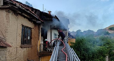 Malatya'da ev yangını, 2 kişi dumandan etkilendi