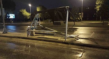 Maltepe'de alkollü sürücü otobüs durağına girdi