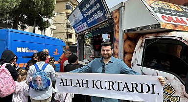 Maltepe'de sevgilisi terk etti, 'Allah kurtardı' pankartıyla lokma dağıttı