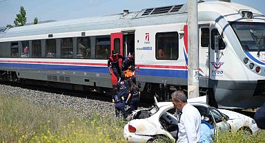 Manisa'da tren otomobile çarptı: 1 ölü