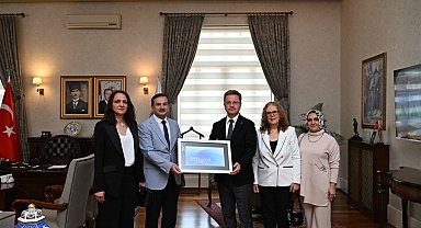 Manisa'da yılın hemşiresi ve ebesinden Vali Ünlü'ye ziyaret