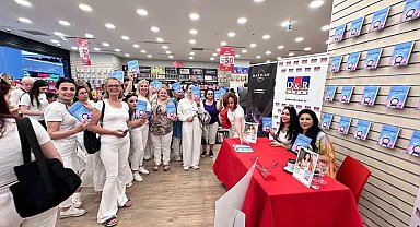 Mardin Mall'da yazar Duman, okurlarıyla buluştu