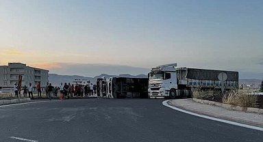 Mardin'de buğday yüklü kamyon devrildi: 1 yaralı