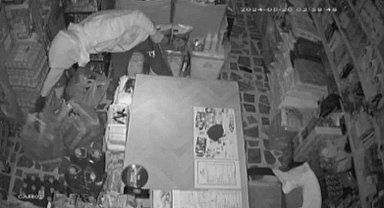 Markette alışveriş yaparcasına 100 bin TL'lik vurgun yapan hırsız kamerada