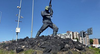 Maviye boyanan madenci heykelinin boyaları söküldü