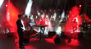 Memurlardan oluşan koro, usta ses sanatçılarını aratmadı