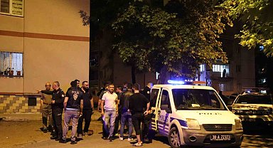 Merakı başına iş açtı: Silah seslerini duyup balkona çıkınca bacağına saçma isabet etti