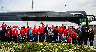 Mercedes-Benz Türk, Ampute Futbol Milli Takımı'nı Hoşdere Otobüs Fabrikası'nda ağırladı