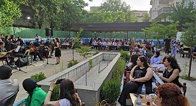 Mereto Dağı eteklerinde düzenlenen konser yoğun ilgi gördü