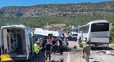 Mersin'de servis minibüsü park halindeki otobüse çarptı: 1 ölü, 2 yaralı
