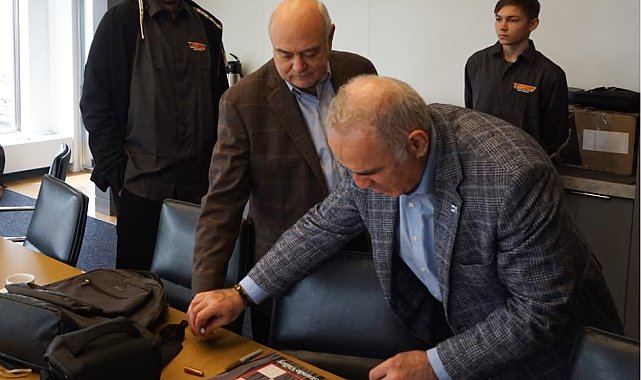 Mersinli santranççı Barış Özenir, Kasparov'dan imzalı satranç tahtası aldı