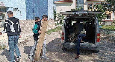 Meslek liseli öğrenciler ortaokul öğrencileri için askılık üretti
