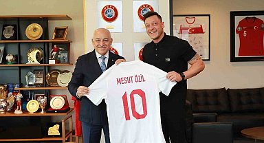 Mesut Özil'den TFF Başkanı Mehmet Büyükekşi'ye ziyaret