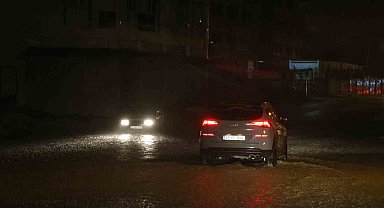 Meteorolojinin turuncu kodlu uyarı verdiği Hatay'da bardaktan boşalırcasına yağmur yağdı