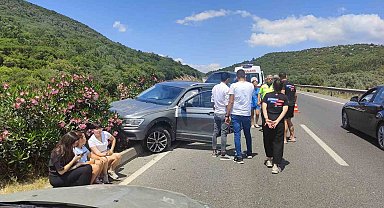 Milas'ta otomobilin çarptığı köpek telef oldu, 2 kişi yaralandı