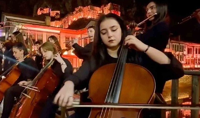 Milli Eğitim Bakanlığı, öğrencilerin çaldığı İstiklal Marşı'nı Amasya görüntüsüyle paylaştı