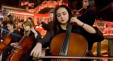 Milli Eğitim Bakanlığı, öğrencilerin çaldığı İstiklal Marşı'nı Amasya görüntüsüyle paylaştı