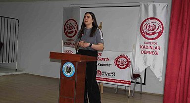 Milli güreşçi Aslı Demir, Darende'de öğrencilerle buluştu