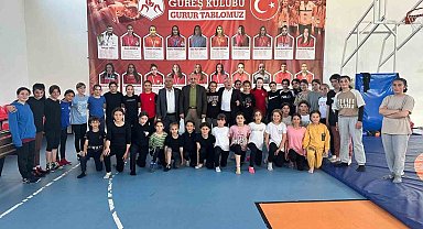 Milli güreşçilere antrenmanda moral verdiler