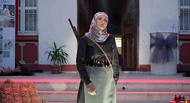Milli Mücadele'nin kadın kahramanlarının giydiği kıyafetler defilede sahnelendi