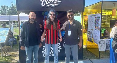 Milli Voleybolcu Meryem Boz'a Eskişehirspor hatıra forması hediye edildi
