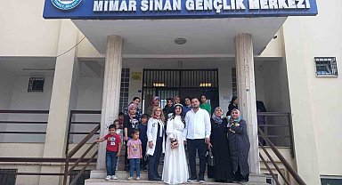 Mimar Sinan Gençlik Merkezi gelin adaylarının yanında
